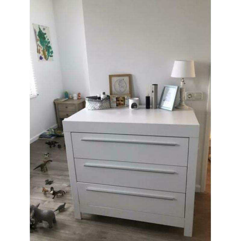 Complete kinderkamer (commode, kledingkast en junior bedje)