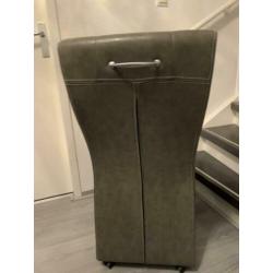 2 Grijzen huis stoelen zo goed als nieuw