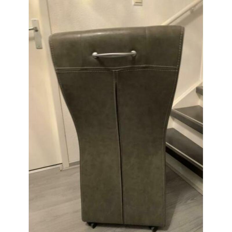 2 Grijzen huis stoelen zo goed als nieuw