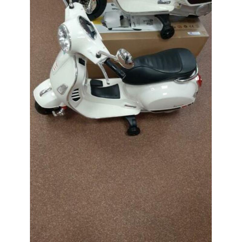 kinder scooter merk Vespa NIEUW