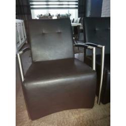 Twee fauteuils. Zwart kunstleer/metalen buizenframe
