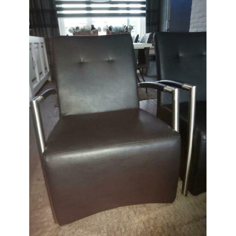 Twee fauteuils. Zwart kunstleer/metalen buizenframe