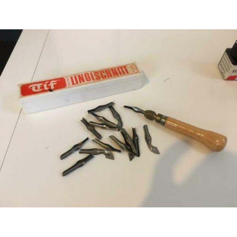 A206 Vintage - TIF-HOUDER met mesjes - Linoleumsnijden