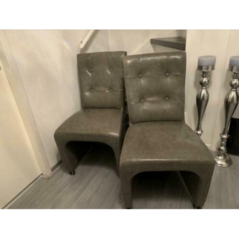 2 Grijzen huis stoelen zo goed als nieuw