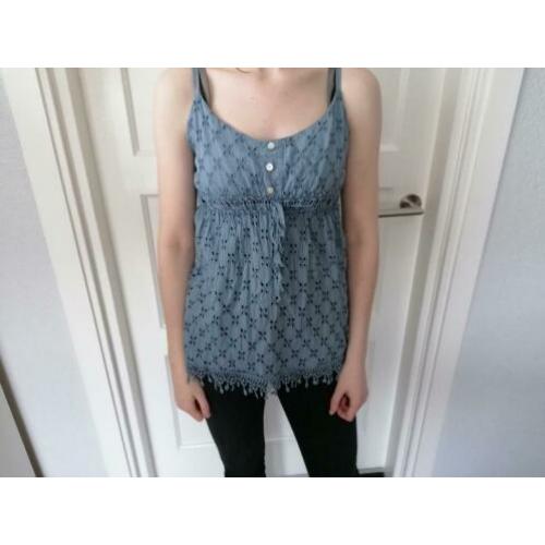 prachtige rookblauwe broderie top maat XS