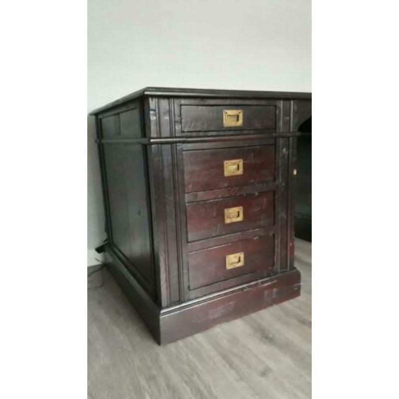 Klassiek houten bureau