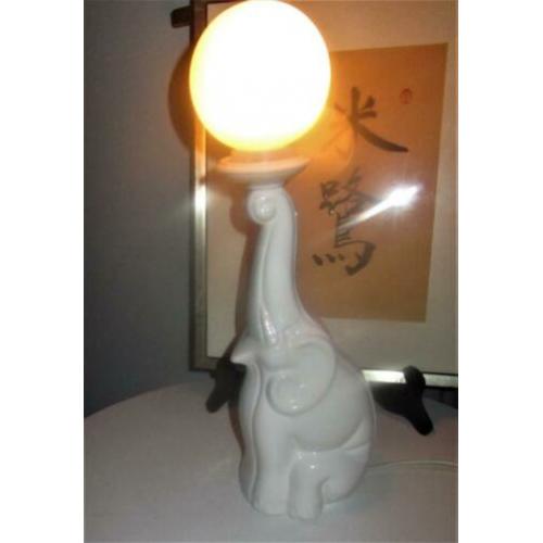 Olifant sculptuur tafellamp