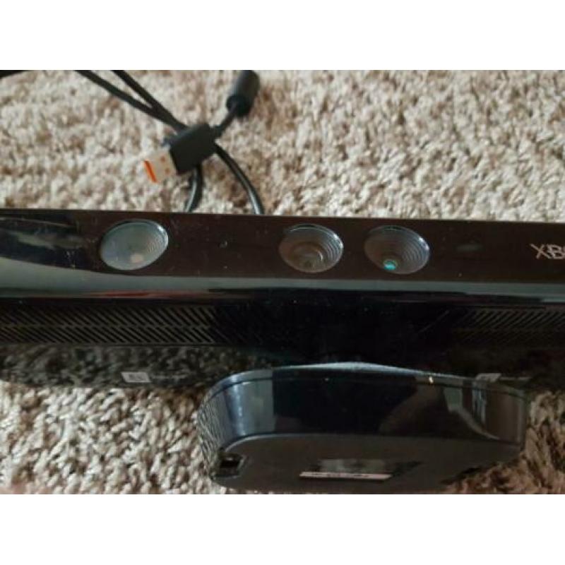 Xbox 360 slim zeer uitgebreid met toebehorende onderdelen.