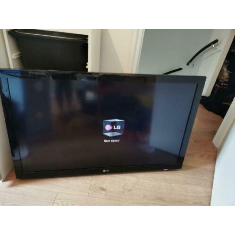 Goedwerkende tv met MUURBEUGEL 119cm