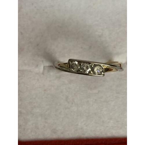 14 krt.geel/wit gouden rijring met 3 diamanten