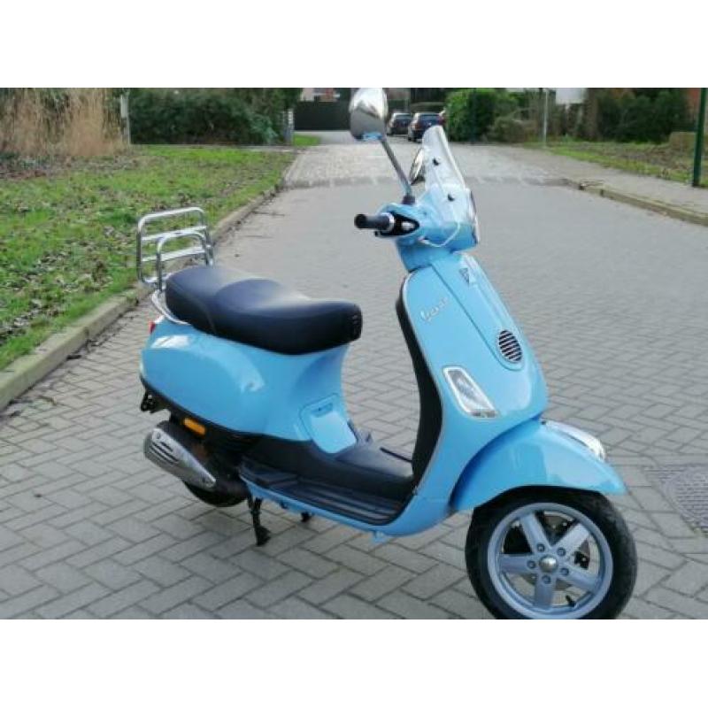 Heerlijk rijdende vespa lx 50 snor