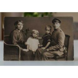 Antieke fotokaart - Militair met 2 zusjes ?