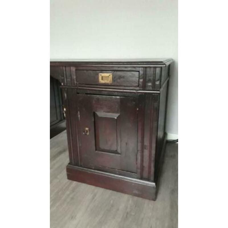 Klassiek houten bureau