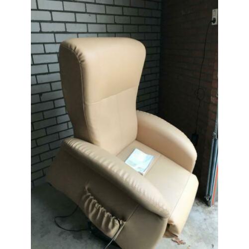 Luxe Lederen sta op stoel met hartmassage