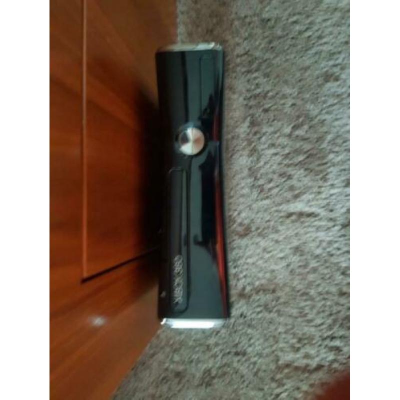 Xbox 360 slim zeer uitgebreid met toebehorende onderdelen.