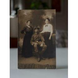 Antieke fotokaart - Militair met 2 zusjes ?