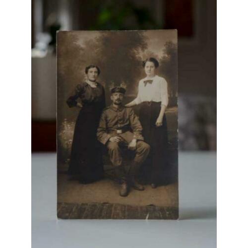 Antieke fotokaart - Militair met 2 zusjes ?