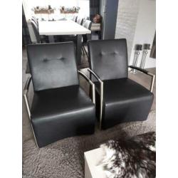 Twee fauteuils. Zwart kunstleer/metalen buizenframe