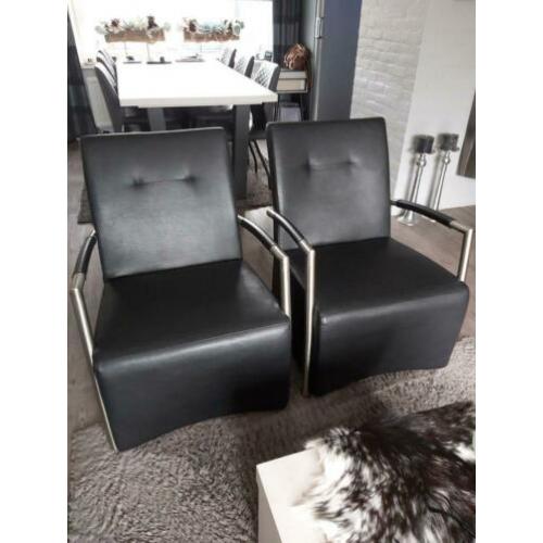 Twee fauteuils. Zwart kunstleer/metalen buizenframe
