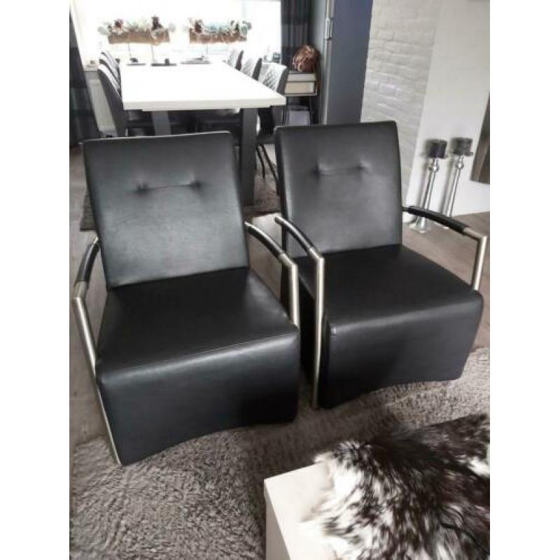 Twee fauteuils. Zwart kunstleer/metalen buizenframe