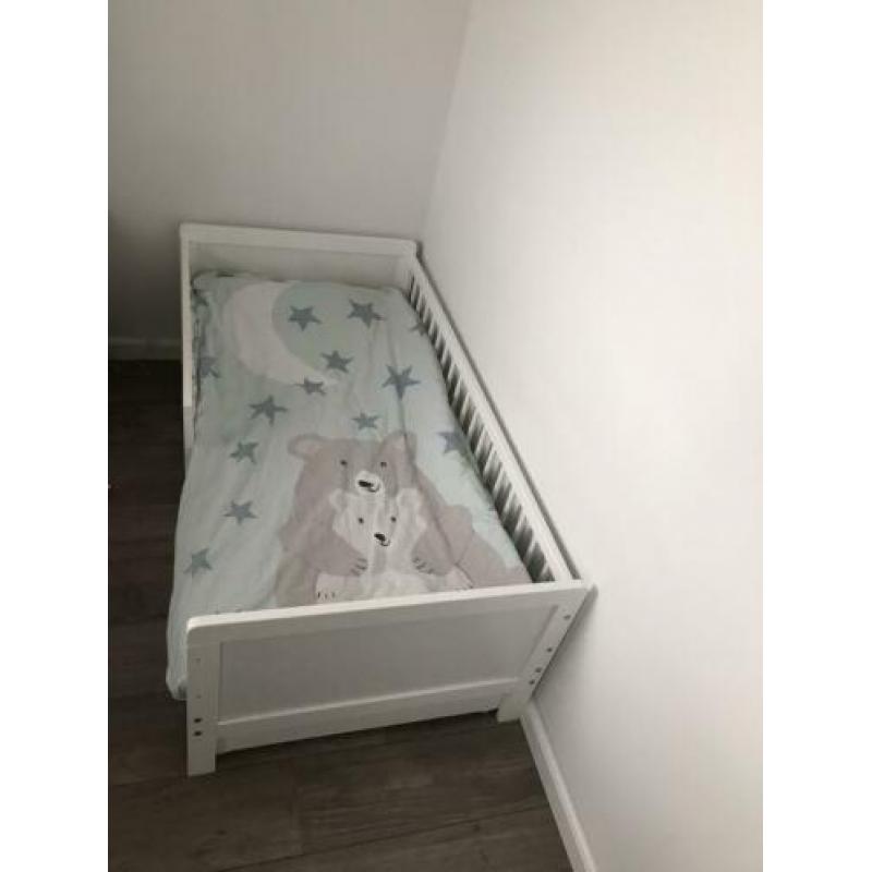 Complete kinderkamer (commode, kledingkast en junior bedje)