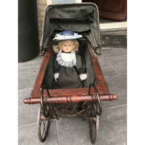 Antieke poppenwagen met pop