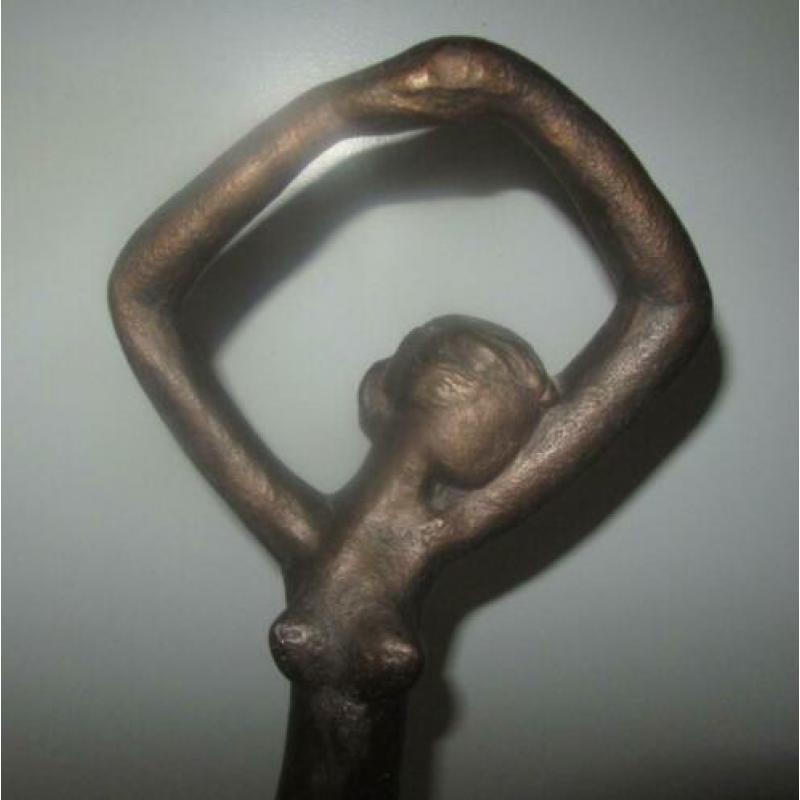 Sculptuur vrouw 80 cm.