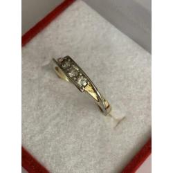 14 krt.geel/wit gouden rijring met 3 diamanten