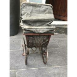 Antieke poppenwagen met pop