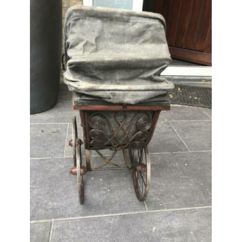 Antieke poppenwagen met pop