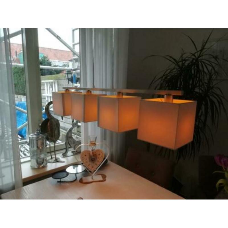 Mooie hanglamp met 4 witte kapjes