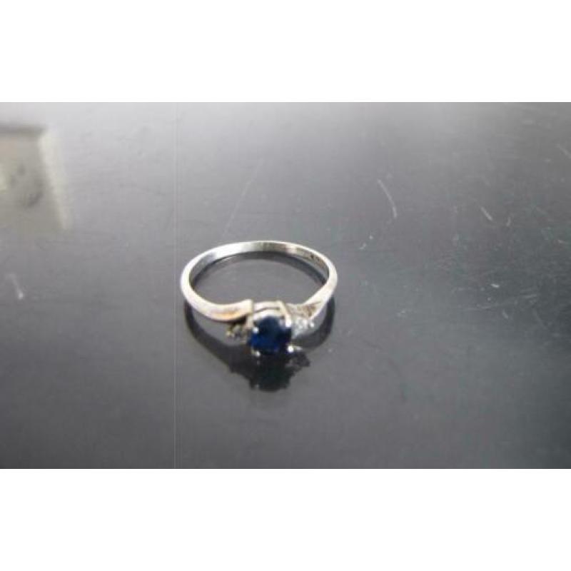Zilveren ringetje met 1 blauw en 2 witte steentjes 925 merk