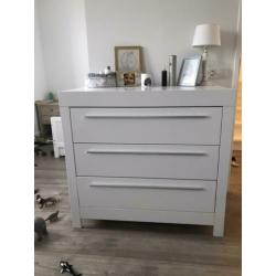 Complete kinderkamer (commode, kledingkast en junior bedje)