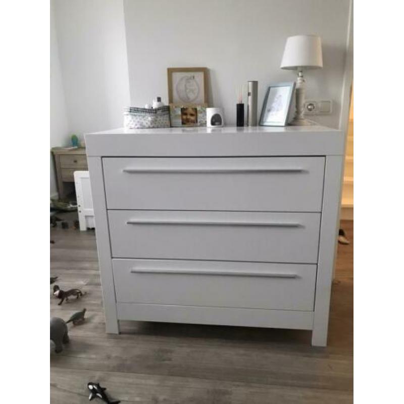 Complete kinderkamer (commode, kledingkast en junior bedje)