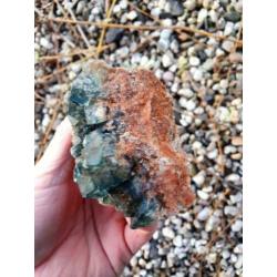 Groene fluoriet op matrix. 471 gram