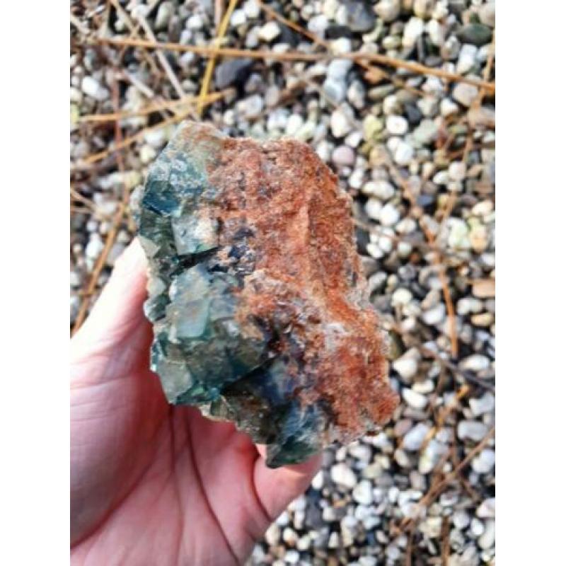 Groene fluoriet op matrix. 471 gram