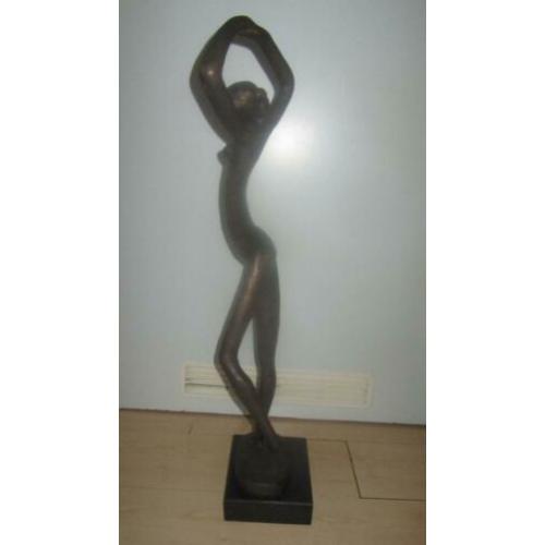 Sculptuur vrouw 80 cm.