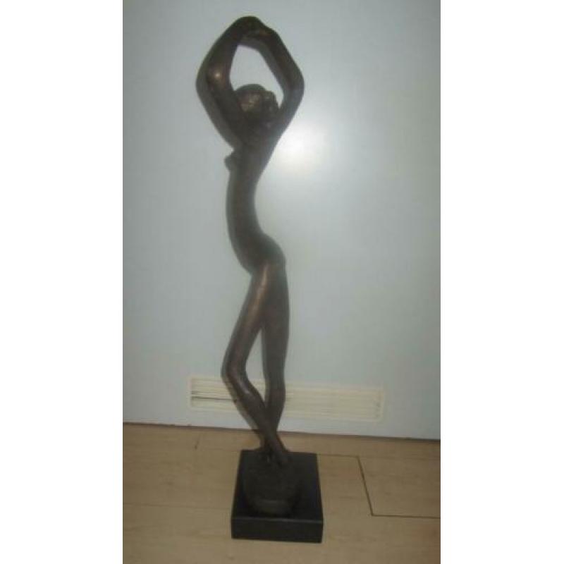 Sculptuur vrouw 80 cm.