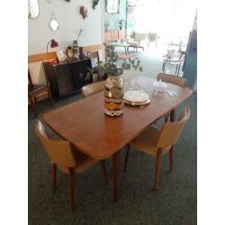 Mooie vintage teak houten eettafel met uitschuifbaar blad