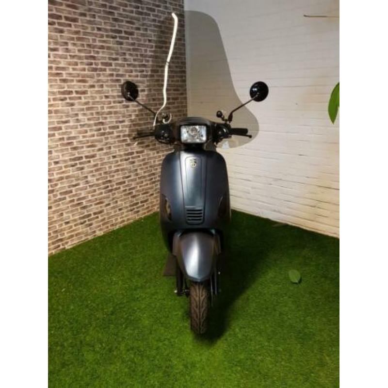 Zeer nette BTC RIVA snorscooter vespa look 2018! Kameleon