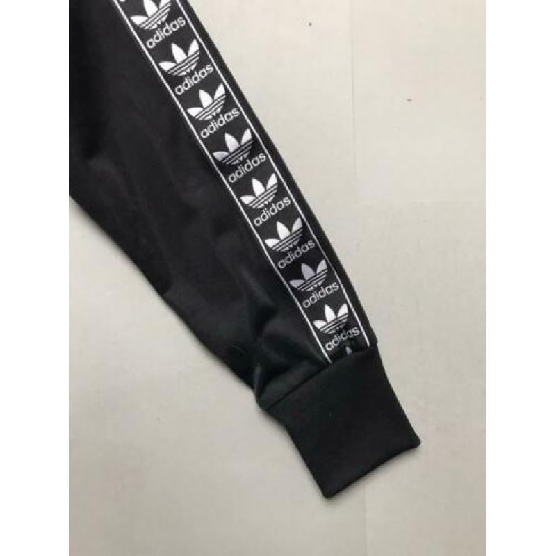 Adidas trainingsjasje maat 152 zwart
