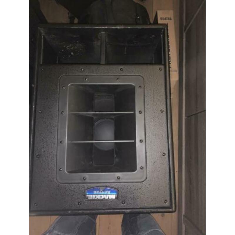 Makkie speakerset 2 x srm450 2x swa1505 inc 4 hoezen paaltje