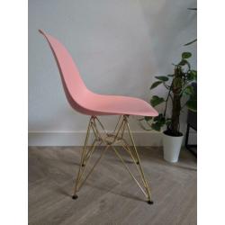 3 stoelen in verschillende kleuren: roze, mintgroen en grijs
