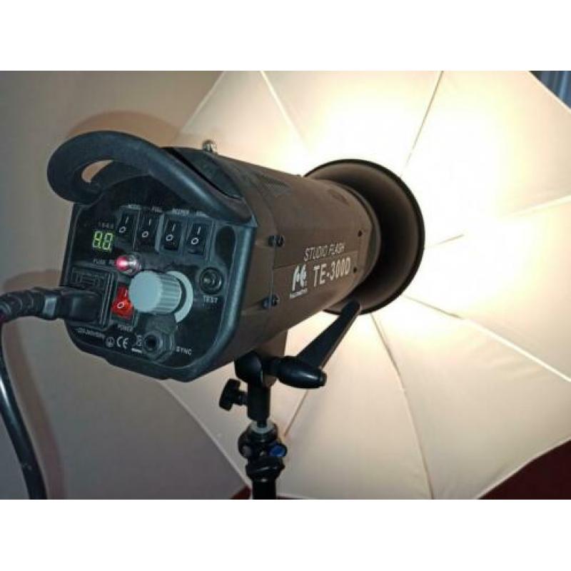 Falcon Eyes flitslampen met statief, beauty dish ed...