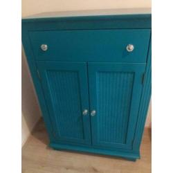 Blauwe kast met twee deurtjes en één lade