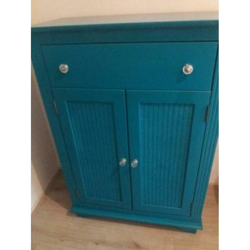 Blauwe kast met twee deurtjes en één lade
