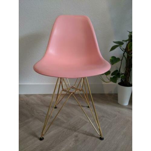 3 stoelen in verschillende kleuren: roze, mintgroen en grijs