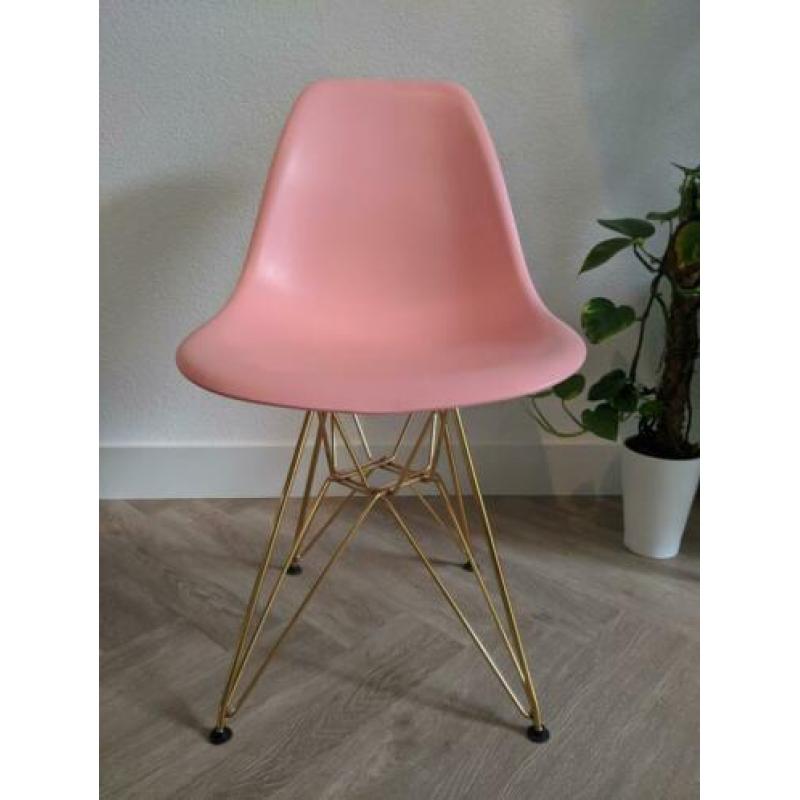 3 stoelen in verschillende kleuren: roze, mintgroen en grijs