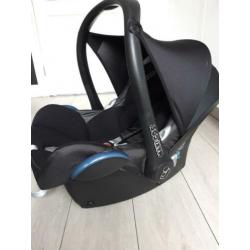 Maxicosi cabriofix black reflection + verkleiner voetenzak