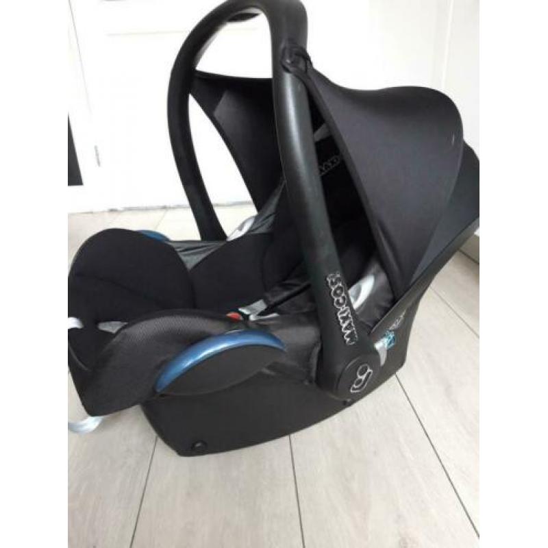 Maxicosi cabriofix black reflection + verkleiner voetenzak